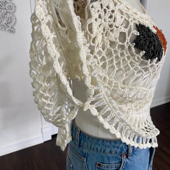 Say What? Whimsygoth White Floral Boho Shawl Asymmetric Crochet Top One Size - Picture 6 of 7